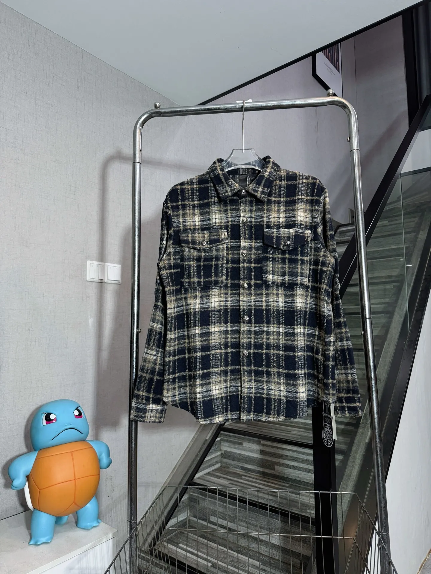 P280 model number: HE395 Chromehearts-Chrome heart wool plaid leather label shirt jacket The fabric is made of 360g high-weight tasseled woolen plaid shirt fabric. The upper body is extremely warm and feels soft and comfortable. It has custom-made original hardware Crow heart cross buttons and a custom-made original cross leather label on the back + heavy embroidery. The embroidery is full and three-dimensional, the overall process is complex, original accessories, factory workmanship, complete with three standards, feel free to buy, Kuaishou Xiaohongshu's popular shirt jacket.  Color: Red/Blue Size: S M L XL
